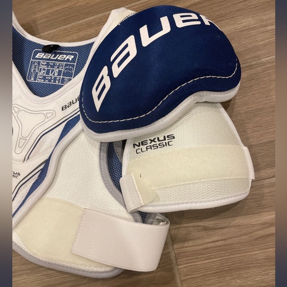 Bauer Hockey Shoulder Pads- Junior Large - Picture 4 of 10
